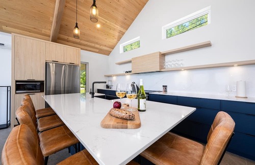 Petite-Riviere-Saint-Francois Ski Chalet | Mer et Mont 1223: Spa & River Views Near Le Massif