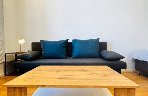 Liesing Apartment | Spacious 3BR Apartment Near Kaufpark Alterlaa