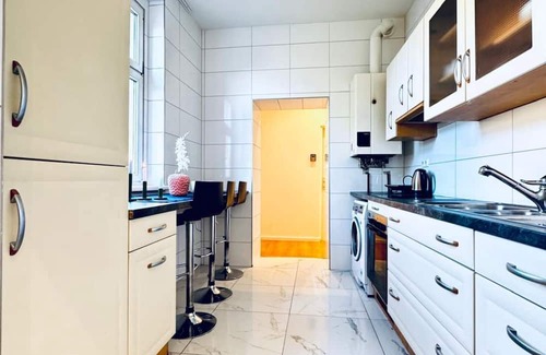 Liesing Apartment | Spacious 3BR Apartment Near Kaufpark Alterlaa