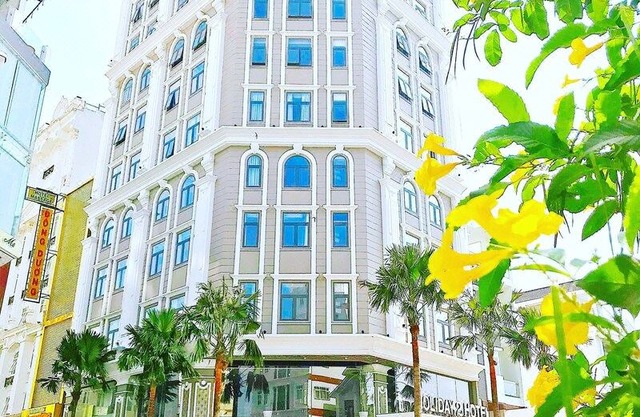 Holiday Hotel 