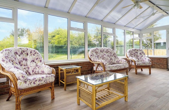 The stunning Oak Cottage is set in a beautiful location alongside the park’s fishing lakes.