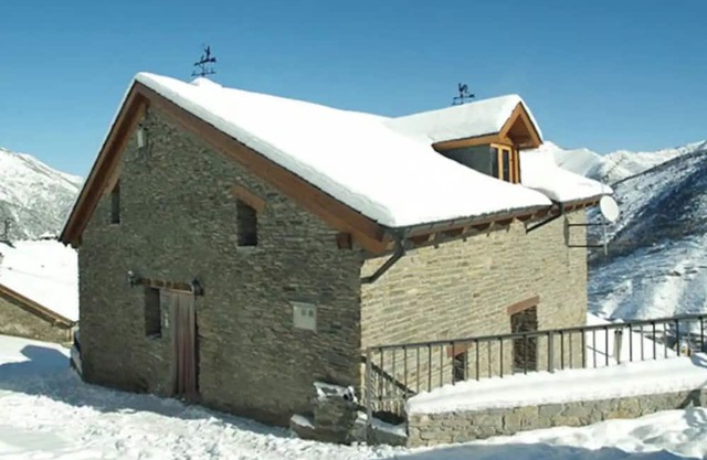 Chalet 'Casa Maria Antònia' with Mountain View, Private Terrace and Wi-Fi