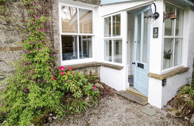 3 TOWER VIEW, family friendly, character holiday cottage in Lindale