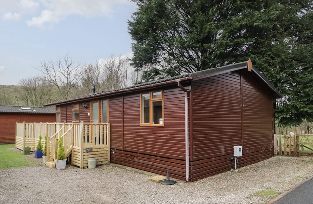 BADGERS REST LODGE, pet friendly, with a garden in Windermere