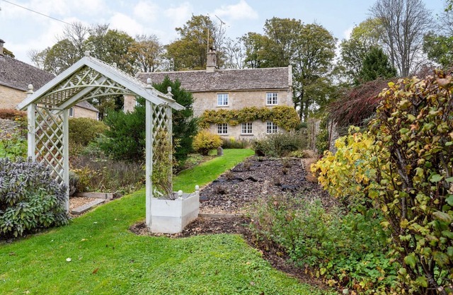Beautifully presented three bedroom Cotswold holiday cottage in the Cotswolds - Old Farm Cottage