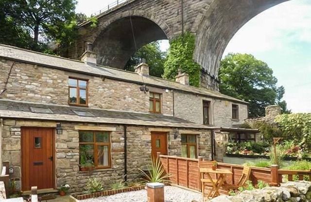 GRETA COTTAGE, character holiday cottage, with open fire in Ingleton
