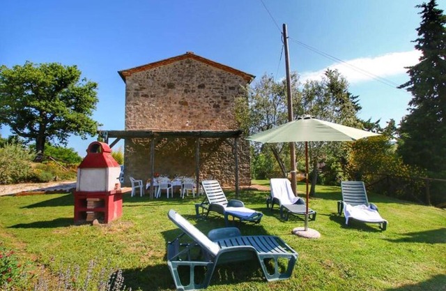 Isolated building in the green, Tuscan