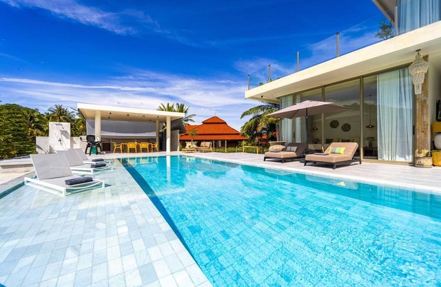 Ultra-Modern 6-Bedroom in GolfCourse PH6