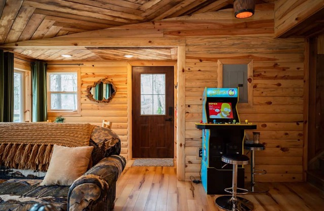 Lakefront Hilltop Cabin Hot tub Firepit