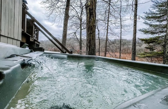 Lakefront Hot tub Amazing Views 35 min to Indy