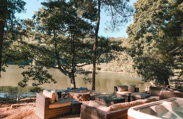 Cozy Cabin on Lake Front With Hot tub Firepit