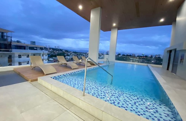 Cozy condo with WiFi, AC, fitness room in charming Cebu City