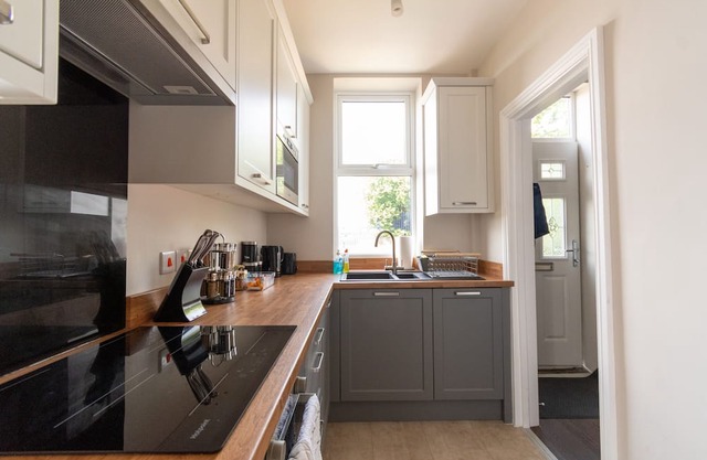 Stylish 2BR Home in Leeds – near Parks & Museums