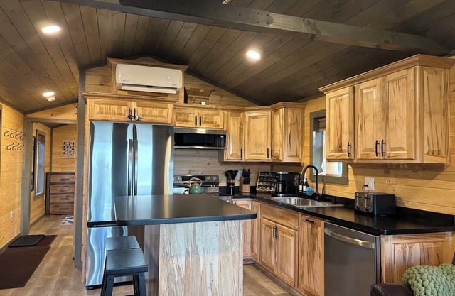 Cozy, newly designed, one bedroom home with gorgeous mountainous view in Kirby