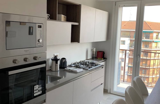 Panoramic three-room apartment with two bathrooms near metro Cenisio