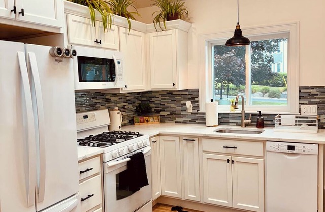 Cozy 1-bedroom water-view apartment in Salem