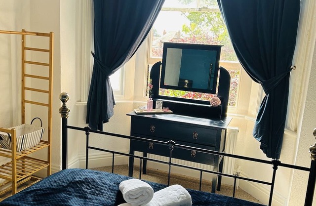 Stunning, spacious, Edwardian 2 Bedroom Apartment, Worcester City Centre