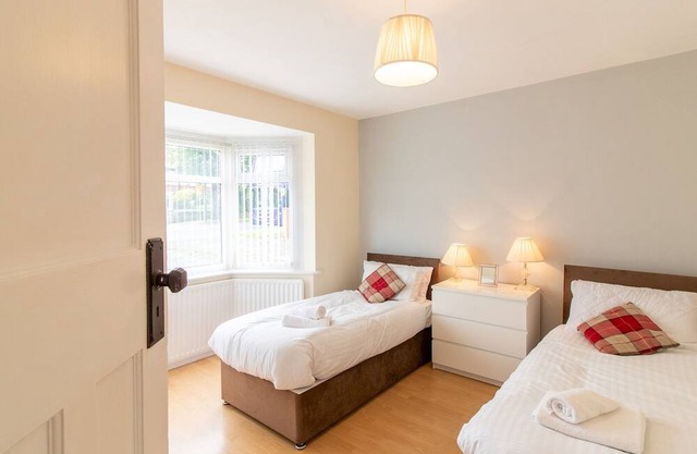 Charming Bungalow, Large Garden + Modern Amenities| Pass the Keys
