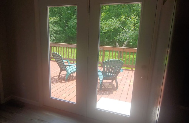 Charming 3-bedroom secluded house surrounded by trees with AC, 4 tvs and WiFi.