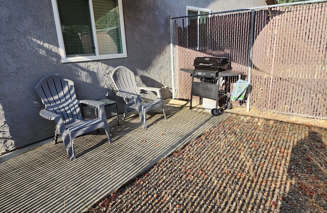 Spacious 3-bedroom apartment with AC, WiFi in Redding. Close to lakes and Bethel