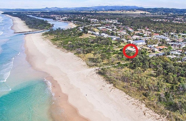 Surfside Pottsville - Absolute beachfront house with private beach access