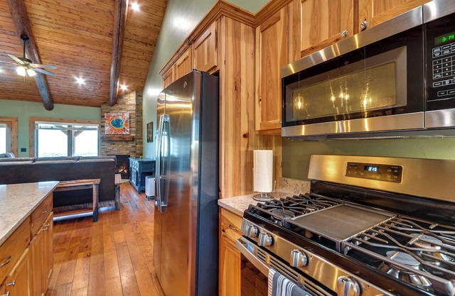 Spacious Cody Townhome: Private River Access!