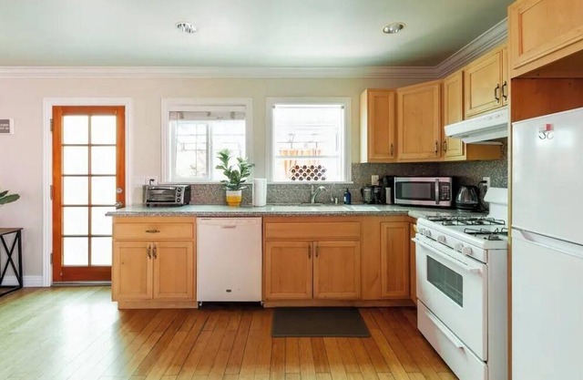 Large private 2bed /2 bath guest house close to universal studios