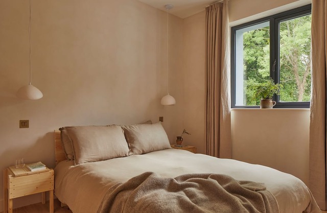 Yarn - Arlo is a spacious luxury suite king size bed, bathroom & living/kitchen