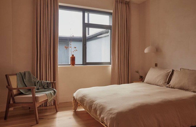 Yarn - Honor is a spacious luxury suite king size bed, bathroom & living/kitchen
