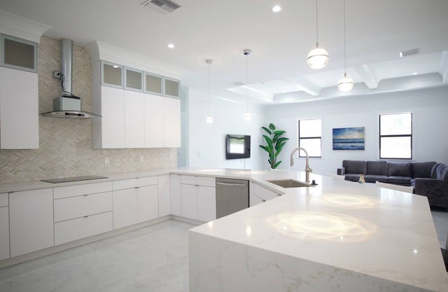 Naples Oasis, Spacious 4BR, 3,5 Bath + Den Home w/ Pool & Grill, Two car garage