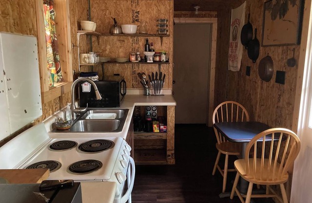 Tiny Bungalow nestled in forest! 20 minutes from downtown San Antonio!