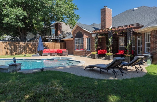 Beautiful Gardens & Pool, pets stay free! 4 beds + Arcade