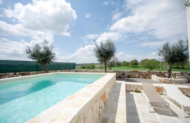 Siamese trulli, ancient but modern. Private pool, jacuzzi and steam room.