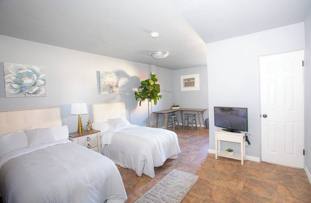Cozy 1-bedroom apartment with AC and WiFi in nice Odessa