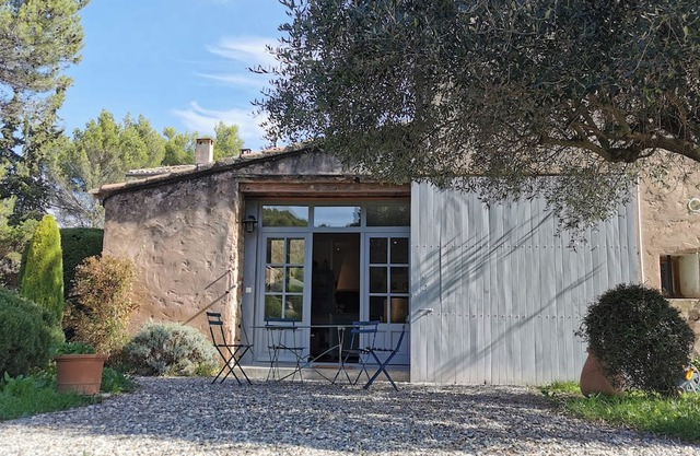 At the foot of the Ventoux, studio on terrace in a private estate