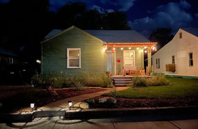 Charming Bungalow - W/D, Dog-Friendly, located in Cortez's Historic District