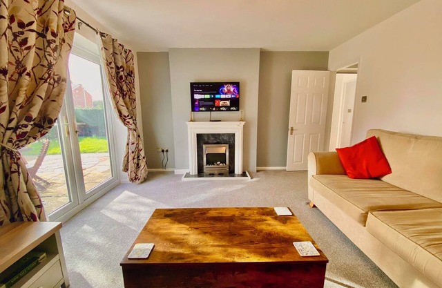 Family 3BR Home, Garden, Parking, Near Town Centre
