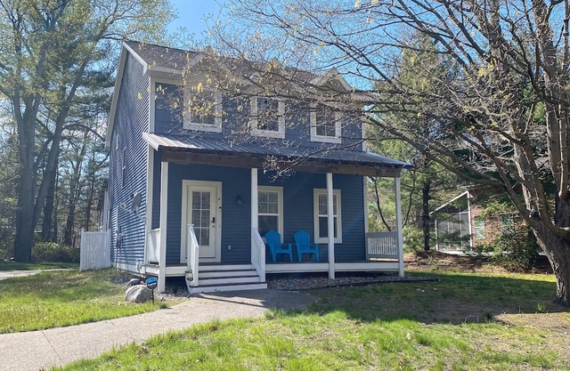 Charming house four blocks from Lake MI, with screened porch, yard games, & AC