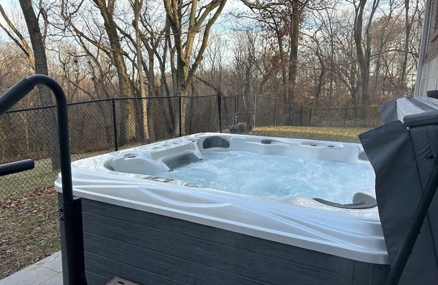 Spacious executive home, close to Historic trails, w/hot tub, pet friendly.