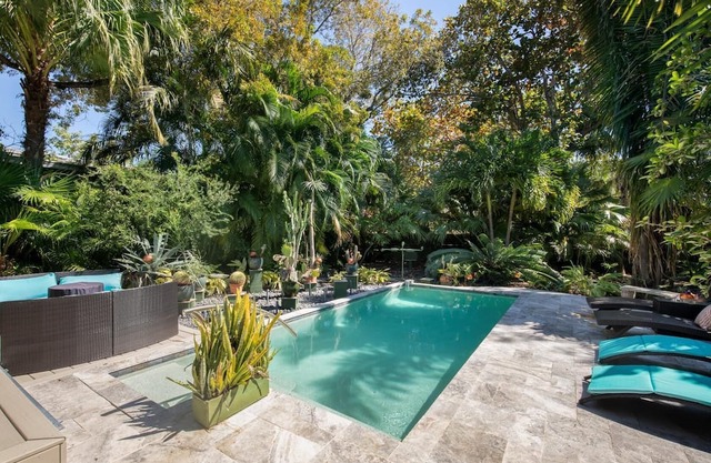 The Cool House, just 2 blocks to the beach, Pool, WiFi, grill and firepit