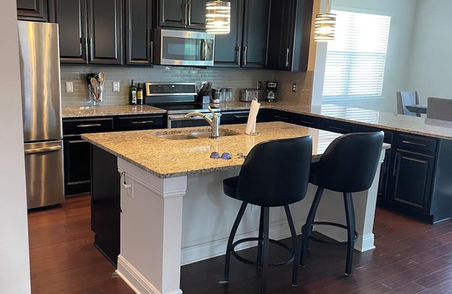 Plenty of space to relax with 2600 sq. ft! Pet friendly! 5 min from SFB airport