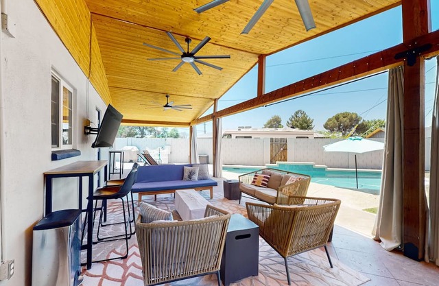 Luxurious house with spacious outdoor patio, pool & hot tub