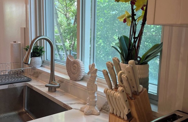 Seaside Escape: Waterfront Apartment Near Airport