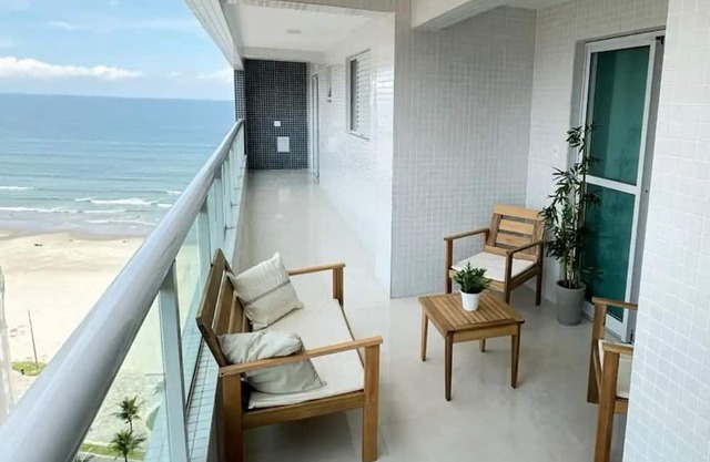 Apartamento Decorado Pé-na-areia em Praia Grande - SP, Acomoda 8 Pessoas