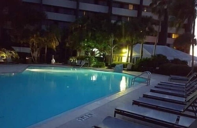 King Room Near CHICA Miami MIA