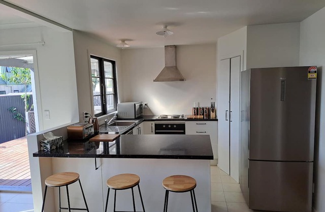 3bdrm House Central Richmond Sleeps 7. Walking Distance to Central Richmond