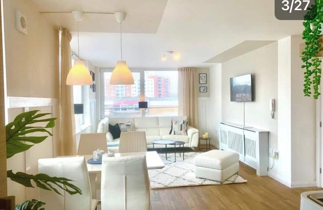 Large Modern 3 Bedroom City Centre Apartment free parking