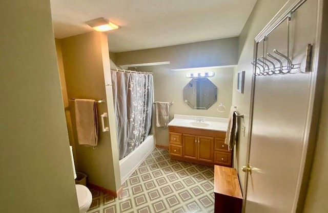 FRANKFORT 1 BEDROOM, 1 BATHROOM COUNTRY SETTING APARTMENT, 1/2 MILE TO BEACHES