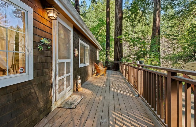 Casa De Flores ~ Creekfront, Dog Friendly, Redwoods