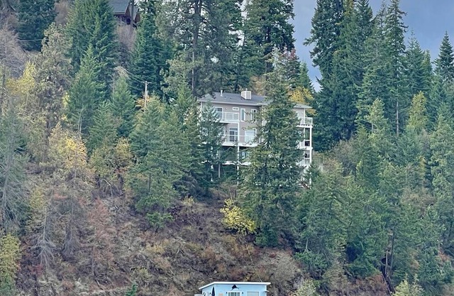 Cozy vintage charmer nestled in historical Garden District of Coeur d’Alene!